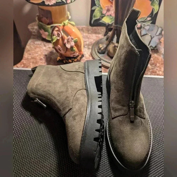 NWOT Nordstrom Rack's Chelsea Boot Size 8 - Picture 6 of 8